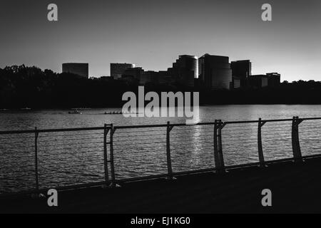 Die Rosslyn-Skyline bei Sonnenuntergang, gesehen von der Uferpromenade von Georgetown in Washington, DC. Stockfoto