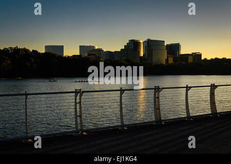 Die Rosslyn-Skyline bei Sonnenuntergang, gesehen von der Uferpromenade von Georgetown in Washington, DC. Stockfoto