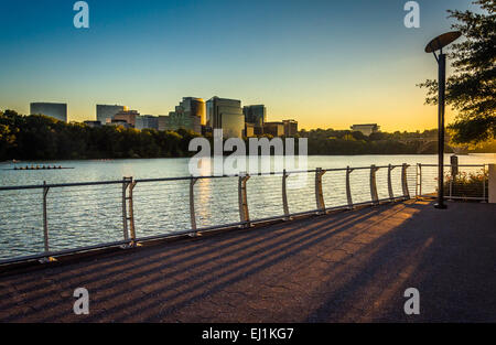 Die Rosslyn-Skyline bei Sonnenuntergang, gesehen von der Uferpromenade von Georgetown in Washington, DC. Stockfoto