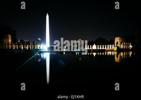 Das Washington Monument und World War II Memorial reflektieren in der Reflexion Pool in der Nacht auf der National Mall in Washington, Stockfoto