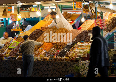 Getrocknet, Nüssen und Früchten auf einem Ständer am Markt Djemaa El-Fna, Marrakesch, Marokko. Stockfoto