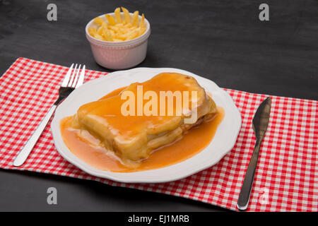 Francesinha, Pommes frites, typische Gerichte aus Porto, Portugal Stockfoto