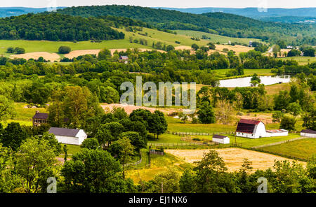 Blick auf Hügel und Ackerland in Virginias Piemont, gesehen vom Himmel Wiesen State Park. Stockfoto