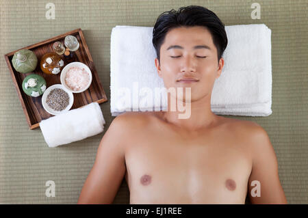 Mann am Rücken liegen und genießen Sie Beauty-spa Stockfoto