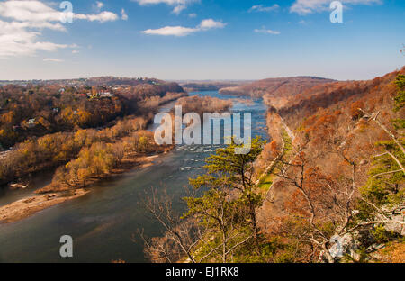 Ansicht West auf dem Potomac-Fluss aus Maryland Heights, über den Fluss von Harpers Ferry, West Virginia. Stockfoto