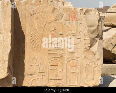 Nahaufnahme von Hilfsarbeit auf eines der defekten Blöcke in Magazinen im Tempel von Karnak, Luxor, Ägypten Stockfoto