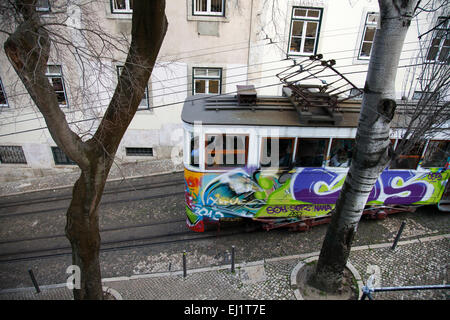 Glória Standseilbahn zwischen Baixa und Bairro Alto in Lissabon - Portugal Stockfoto