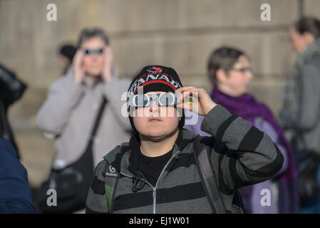 Birmingham, Vereinigtes Königreich. 20. März 2015. Ein Junge sieht die Sonnenfinsternis in Birmingham. Bildnachweis: Michael Scott/Alamy Live-Nachrichten Stockfoto