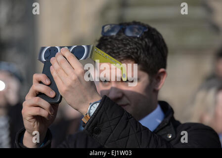 Birmingham, Vereinigtes Königreich. 20. März 2015. Ein Business-Mann nimmt ein Bild der Sonnenfinsternis mit seinem Smartphone in Birmingham. Bildnachweis: Michael Scott/Alamy Live-Nachrichten Stockfoto
