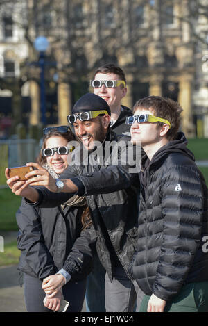 Birmingham, Vereinigtes Königreich. 20. März 2015. Eine Gruppe von Jugendlichen genießen ein Selbstporträt in Birmingham die Sonnenfinsternis betrachten. Bildnachweis: Michael Scott/Alamy Live-Nachrichten Stockfoto