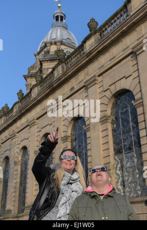 Birmingham, Vereinigtes Königreich. 20. März 2015. Geer Mccabe, sind 40 und ihre Tochter Siyra Mccabe, 20 von Bristol bis zu Birmingham zu den besten Blick auf die Sonnenfinsternis vor Birmingham Kathedrale gereist. Bildnachweis: Michael Scott/Alamy Live-Nachrichten Stockfoto