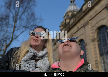 Birmingham, Vereinigtes Königreich. 20. März 2015. Geer Mccabe, sind 40 und ihre Tochter Siyra Mccabe, 20 von Bristol bis zu Birmingham zu den besten Blick auf die Sonnenfinsternis vor Birmingham Kathedrale gereist. Bildnachweis: Michael Scott/Alamy Live-Nachrichten Stockfoto