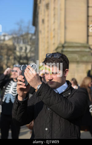 Birmingham, Vereinigtes Königreich. 20. März 2015. Ein Business-Mann nimmt ein Bild der Sonnenfinsternis mit seinem Smartphone vor Birmingham Kathedrale. Bildnachweis: Michael Scott/Alamy Live-Nachrichten Stockfoto