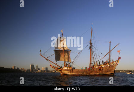 Replikat Schiff der Duyfken Segeln in der Dämmerung am Swan River, mit Skyline von Perth im Hintergrund, Western Australia. Keine PR Stockfoto