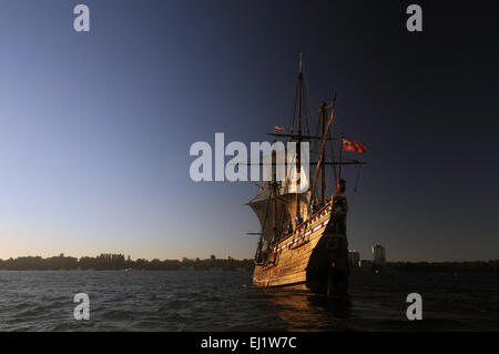 Replikat Schiff der Duyfken Segeln in der Dämmerung am Swan River, mit Skyline von Perth im Hintergrund, Western Australia. Keine PR Stockfoto