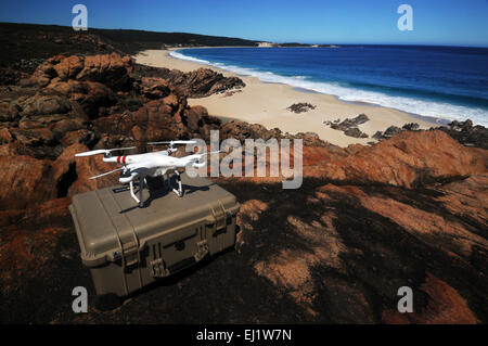 DJI Phantom Quadcopter bereit zum Abheben mit Blick auf Indidup Strand, Margaret River Region, Western Australia. Keine PR Stockfoto