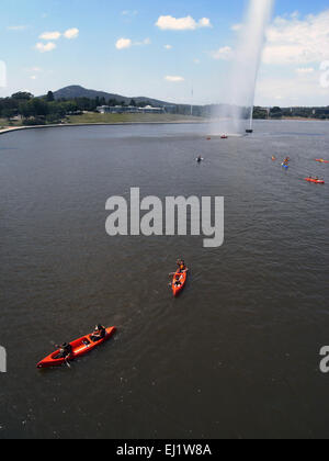 Kajakfahrer auf Lake Burley Griffin mit James Cook Memorial Fountain im Hintergrund, Canberra, ACT, Australia. Weder Herr PR Stockfoto