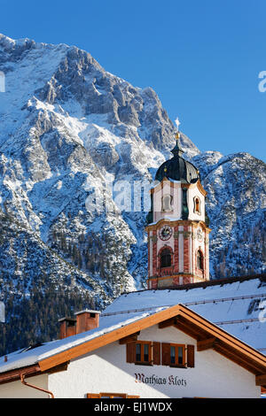 St. Peter und St. Paul-Gemeinde-Kirche, Mittenwald, Karwendel-Gebirge hinter, Werdenfelser Land, Oberbayern, Bayern Stockfoto