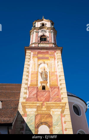 Pfarrkirche St. Peter und St. Paul gemalt mit Lüftlmalerei, Mittenwald, Werdenfelser Land, Oberbayern, Bayern Stockfoto
