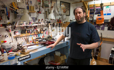 Gitarre reparieren Mann bei Mandoline Brothers in Staten Island New York Stockfoto
