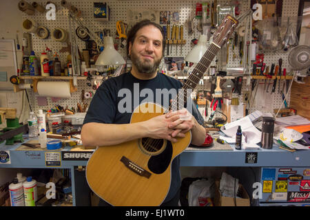 Gitarre reparieren Mann bei Mandoline Brothers in Staten Island New York Stockfoto