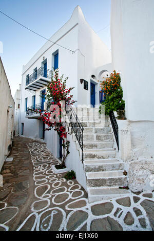 Typische kleine Paros Straßenszene in Lefkes in Paros, Griechenland. Stockfoto