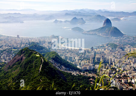 Zuckerhut und Stadt Blick vom Berg Corcovado - Christus den Erlöser, Rio de Janeireiro Brasilien Stockfoto