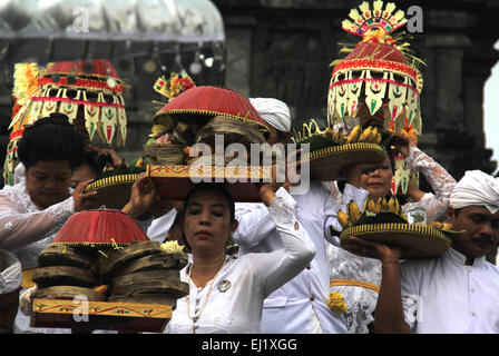 Java, Indonesien. 20. März 2015. Indonesische Hindu halten Tawur Agung Kesanga Ritual vor Nyepi Feierlichkeiten in Prambanan-Tempel am 20. März 2015 in Klaten, Zentraljava, Indonesien. Nyepi ist ein Balinese "Tag der Stille", das gedacht wird jedes Isakawarsa (Saka Neujahr) nach dem balinesischen Kalender. Nyepi, ein gesetzlicher Feiertag in Indonesien, ist ein Tag der Stille, Fasten und Meditation für die Balinesen. Am Folgetag Nyepi ist auch als Neujahrstag gefeiert. Bildnachweis: Arief Setiadi/Alamy Live-Nachrichten Stockfoto