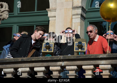 Dresden, Deutschland. 20. März 2015. Hobby-Astronom stehen auf dem Balkon des Palais Zwinger Stadt blickt mit ihrem Fernglas und Sonnenbrille auf die partielle Sonnenfinsternis in Dresden, Deutschland, 20. März 2015. Foto: Arno Burgi/Dpa/Alamy Live-Nachrichten Stockfoto