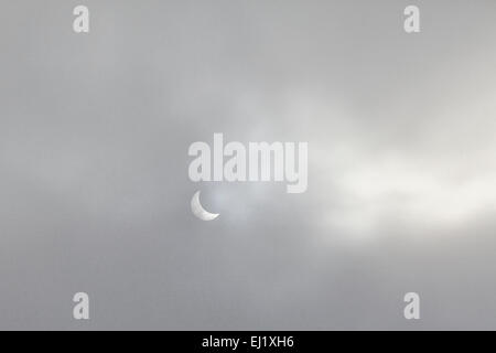 Brighton, UK, 20. März 2015. Partielle Sonnenfinsternis am 20. März 2015, gesehen durch Wolke aus Brighton, East Sussex. Dies war eine sehr kurze Pause in der Cloud und die Sonnenfinsternis war nur für eine kurze Zeit sichtbar. Bildnachweis: Travellinglight/Alamy Live-Nachrichten Stockfoto