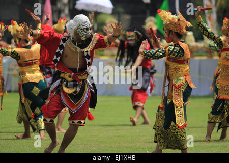 Java, Indonesien. 20. März 2015. Indonesische Hindu halten Tawur Agung Kesanga Ritual vor Nyepi Feierlichkeiten in Prambanan-Tempel am 20. März 2015 in Klaten, Zentraljava, Indonesien. Nyepi ist ein Balinese "Tag der Stille", das gedacht wird jedes Isakawarsa (Saka Neujahr) nach dem balinesischen Kalender. Nyepi, ein gesetzlicher Feiertag in Indonesien, ist ein Tag der Stille, Fasten und Meditation für die Balinesen. Am Folgetag Nyepi ist auch als Neujahrstag gefeiert. Bildnachweis: Arief Setiadi/Alamy Live-Nachrichten Stockfoto