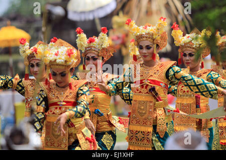 Java, Indonesien. 20. März 2015. Indonesische Hindu halten Tawur Agung Kesanga Ritual vor Nyepi Feierlichkeiten in Prambanan-Tempel am 20. März 2015 in Klaten, Zentraljava, Indonesien. Nyepi ist ein Balinese "Tag der Stille", das gedacht wird jedes Isakawarsa (Saka Neujahr) nach dem balinesischen Kalender. Nyepi, ein gesetzlicher Feiertag in Indonesien, ist ein Tag der Stille, Fasten und Meditation für die Balinesen. Am Folgetag Nyepi ist auch als Neujahrstag gefeiert. Bildnachweis: Arief Setiadi/Alamy Live-Nachrichten Stockfoto