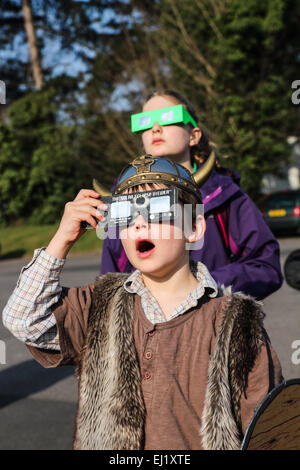 William, 7 Jahre alt, dauert einen Moment aus seinem Wikinger Kleid Tag südlich an die partielle Sonnenfinsternis in Cardiff, Wales. Klarem Himmel erlaubt eine gute Sicht auf den Mond Bedeckung 85 % des Kredits so.: Chris Stevenson/Alamy Live News Stockfoto