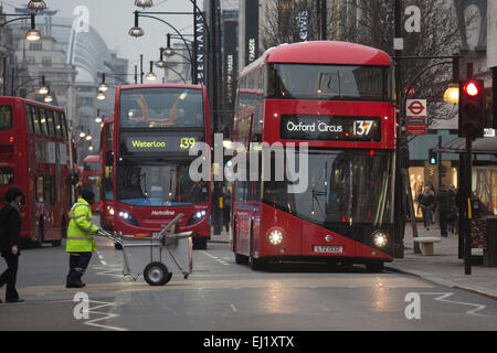 London, UK. 20. März 2015. Eine dicke Schicht von Wolken hinderte Londoner die 2015 Sonnenfinsternis zu erleben. Stattdessen war es ein stumpf und düsteren Morgen mit grauem Himmel. In der Oxford Street wurde viele Auto und Straße Lichter Pendler fanden ihren Weg in die Arbeit auf dem Höhepunkt der Finsternis. Bildnachweis: Nick Savage/Alamy Live-Nachrichten Stockfoto