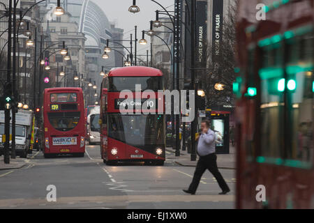 London, UK. 20. März 2015. Eine dicke Schicht von Wolken hinderte Londoner die 2015 Sonnenfinsternis zu erleben. Stattdessen war es ein stumpf und düsteren Morgen mit grauem Himmel. In der Oxford Street wurde viele Auto und Straße Lichter Pendler fanden ihren Weg in die Arbeit auf dem Höhepunkt der Finsternis. Bildnachweis: Nick Savage/Alamy Live-Nachrichten Stockfoto