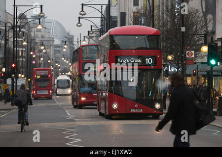 London, UK. 20. März 2015. Eine dicke Schicht von Wolken hinderte Londoner die 2015 Sonnenfinsternis zu erleben. Stattdessen war es ein stumpf und düsteren Morgen mit grauem Himmel. In der Oxford Street wurde viele Auto und Straße Lichter Pendler fanden ihren Weg in die Arbeit auf dem Höhepunkt der Finsternis. Bildnachweis: Nick Savage/Alamy Live-Nachrichten Stockfoto