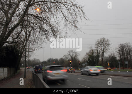 Epsom, Surrey, England, UK. 20. März 2015. Leider war die Sonne durch schwere Wolke in ganz Süd-Ost-England heute Morgen verdeckt. Aber wie die partielle Sonnenfinsternis am 09:30 seinen Höhepunkt erreichte, merklich gedimmt, was Straßenlaternen bzw. wieder eingeschaltet und Autos mit ihren Scheinwerfern versehen. Bildnachweis: Julia Gavin UK/Alamy Live-Nachrichten Stockfoto