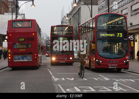 London, UK. 20. März 2015. Eine dicke Schicht von Wolken hinderte Londoner die 2015 Sonnenfinsternis zu erleben. Stattdessen war es ein stumpf und düsteren Morgen mit grauem Himmel. In der Oxford Street wurde viele Auto und Straße Lichter Pendler fanden ihren Weg in die Arbeit auf dem Höhepunkt der Finsternis. Bildnachweis: Nick Savage/Alamy Live-Nachrichten Stockfoto