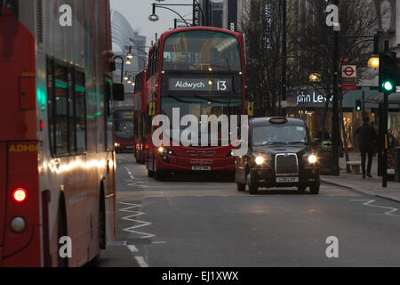 London, UK. 20. März 2015. Eine dicke Schicht von Wolken hinderte Londoner die 2015 Sonnenfinsternis zu erleben. Stattdessen war es ein stumpf und düsteren Morgen mit grauem Himmel. In der Oxford Street wurde viele Auto und Straße Lichter Pendler fanden ihren Weg in die Arbeit auf dem Höhepunkt der Finsternis. Bildnachweis: Nick Savage/Alamy Live-Nachrichten Stockfoto