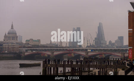 London, Großbritannien. 20. März 2015 von London Skyline der Stadt während der heutigen Sonnenfinsternis war nicht sichtbar durch Cloud-decken (ca. 09.30) Credit: Objektivschutz/Alamy Live News Stockfoto