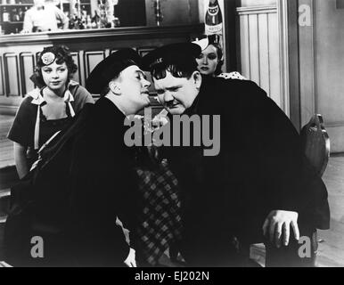 Unsere Beziehungen-Jahr: 1936 USA Regie: Harry Lachman Iris Adrian, Stan Laurel, Oliver Hardy, Lona Andre Stockfoto