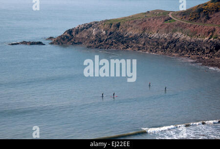 Swansea, Großbritannien, 20. März 2015. Paddleboarders und Wanderer die Solar eclipse aus direkt vor Snaple Punkt bei Langland Bucht in der Nähe von Swansea heute beobachten. Bildnachweis: Phil Rees/Alamy Live-Nachrichten Stockfoto