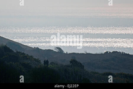 Swansea, Großbritannien, 20. März 2015. Menschen beobachten die Solar eclipse auf dem Klippenpfad bei Langland Bucht in der Nähe von Swansea heute. Bildnachweis: Phil Rees/Alamy Live-Nachrichten Stockfoto