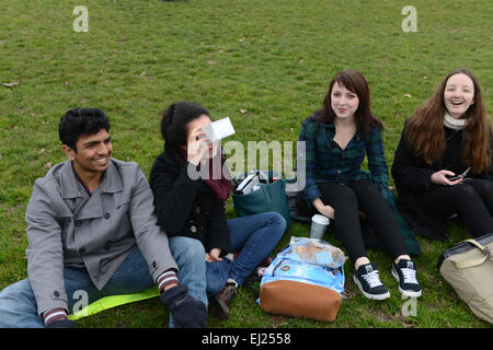 Regents Park, London, UK. 20. März 2015. Menschen versammeln im Regents Park in London, in der Hoffnung, die Sonnenfinsternis durch die Wolkendecke zu sehen. Bildnachweis: Matthew Chattle/Alamy Live-Nachrichten Stockfoto