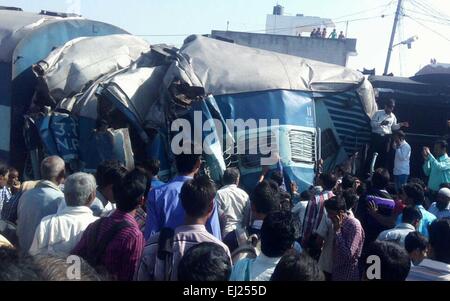 Bachhawaran, Indien. 20. März 2015. Menschen zur Rettung nach Janta express einen Unfall an der Bachhrawan Station in der Nähe von Lucknow getroffen. Mindestens 26 Personen wurden getötet und 150 weitere verletzt bei einem Zugunglück in Raebareli Bezirk von Uttar Pradesh am Freitagmorgen. Nach Eisenbahn-Beamten zwei Trainer und Motor von Dehradun Varanasi Janta Express (14266) entgleist nahe Bachhrawan Station. Versagen der Bremse wurde berichtet, dass die Ursache des Unfalls sein. Der Zug war auf dem Weg nach Varanasi als Entgleisung stattfand. Bildnachweis: Prabhat Kumar Verma/Pacific Press/Alamy Live-Nachrichten Stockfoto