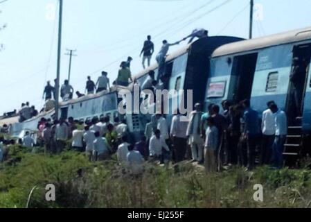 Bachhawaran, Indien. 20. März 2015. Menschen zur Rettung nach Janta express einen Unfall an der Bachhrawan Station in der Nähe von Lucknow getroffen. Mindestens 26 Personen wurden getötet und 150 weitere verletzt bei einem Zugunglück in Raebareli Bezirk von Uttar Pradesh am Freitagmorgen. Nach Eisenbahn-Beamten zwei Trainer und Motor von Dehradun Varanasi Janta Express (14266) entgleist nahe Bachhrawan Station. Versagen der Bremse wurde berichtet, dass die Ursache des Unfalls sein. Der Zug war auf dem Weg nach Varanasi als Entgleisung stattfand. Bildnachweis: Prabhat Kumar Verma/Pacific Press/Alamy Live-Nachrichten Stockfoto