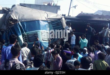 Bachhawaran, Indien. 20. März 2015. Menschen zur Rettung nach Janta express einen Unfall an der Bachhrawan Station in der Nähe von Lucknow getroffen. Mindestens 26 Personen wurden getötet und 150 weitere verletzt bei einem Zugunglück in Raebareli Bezirk von Uttar Pradesh am Freitagmorgen. Nach Eisenbahn-Beamten zwei Trainer und Motor von Dehradun Varanasi Janta Express (14266) entgleist nahe Bachhrawan Station. Versagen der Bremse wurde berichtet, dass die Ursache des Unfalls sein. Der Zug war auf dem Weg nach Varanasi als Entgleisung stattfand. Bildnachweis: Prabhat Kumar Verma/Pacific Press/Alamy Live-Nachrichten Stockfoto