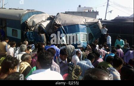 Bachhawaran, Indien. 20. März 2015. Menschen zur Rettung nach Janta express einen Unfall an der Bachhrawan Station in der Nähe von Lucknow getroffen. Mindestens 26 Personen wurden getötet und 150 weitere verletzt bei einem Zugunglück in Raebareli Bezirk von Uttar Pradesh am Freitagmorgen. Nach Eisenbahn-Beamten zwei Trainer und Motor von Dehradun Varanasi Janta Express (14266) entgleist nahe Bachhrawan Station. Versagen der Bremse wurde berichtet, dass die Ursache des Unfalls sein. Der Zug war auf dem Weg nach Varanasi als Entgleisung stattfand. Bildnachweis: Prabhat Kumar Verma/Pacific Press/Alamy Live-Nachrichten Stockfoto