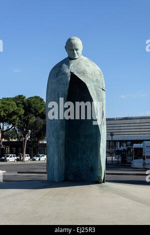 Statue von Papst Johannes Paul II von Oliviero Rainaldi auf Piazza dei Cinquecento außerhalb zum Bahnhof Rom Termini Stockfoto