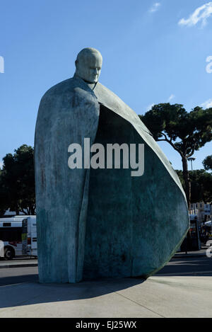 Statue von Papst Johannes Paul II von Oliviero Rainaldi auf Piazza dei Cinquecento außerhalb zum Bahnhof Rom Termini Stockfoto